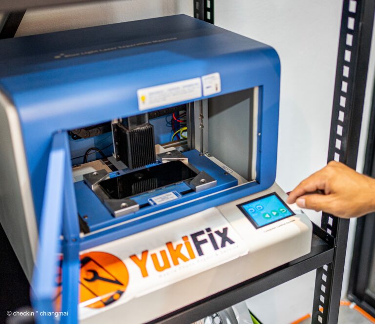 เครื่องเลเซอร์ YukiFix ที่ใช้ประกอบงานซ่อมกระจกหลัง iPhone