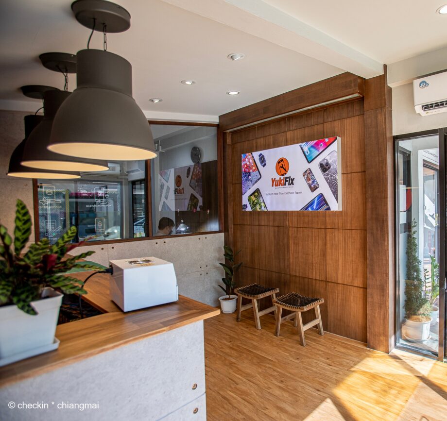 มุมรับบริการภายในร้าน YukiFix พร้อมป้ายร้านและพื้นที่นั่ง