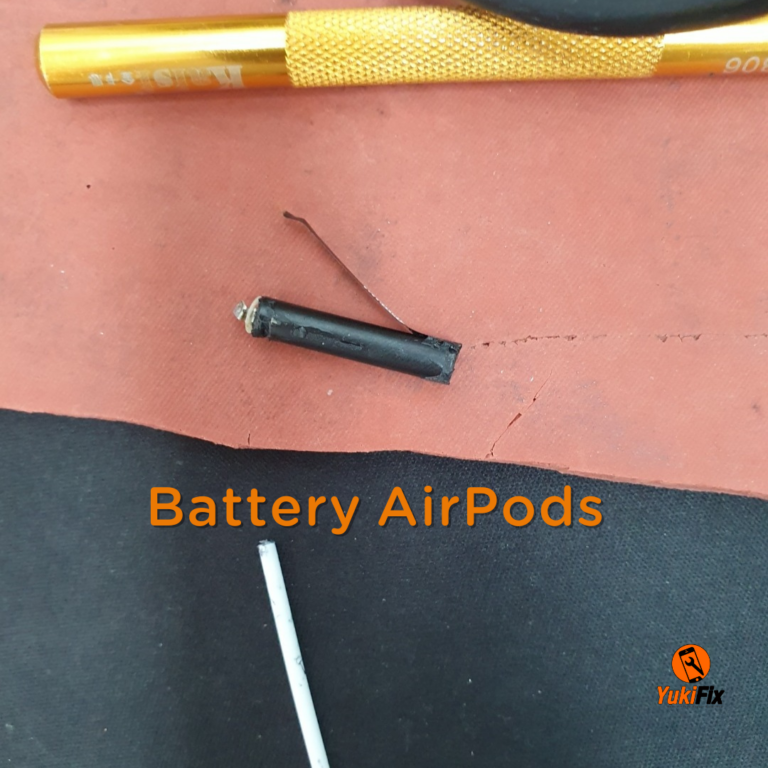 แบตเตอรี่ AirPods ทรงก้านที่แยกออกจากหูฟังบนโต๊ะซ่อม