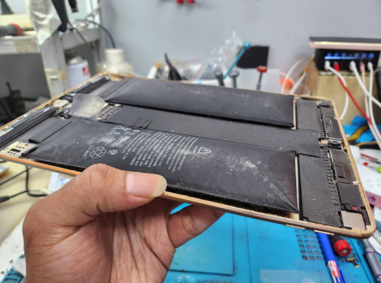 iPad ที่เปิดฝาครอบเพื่อให้เห็นแบตเตอรี่และชิ้นส่วนภายใน